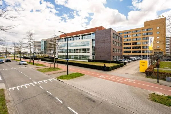 Kantoorgebouw aan de Fascinatio Boulevard in Capelle aan den IJssel met zicht op de straat en fietspad.